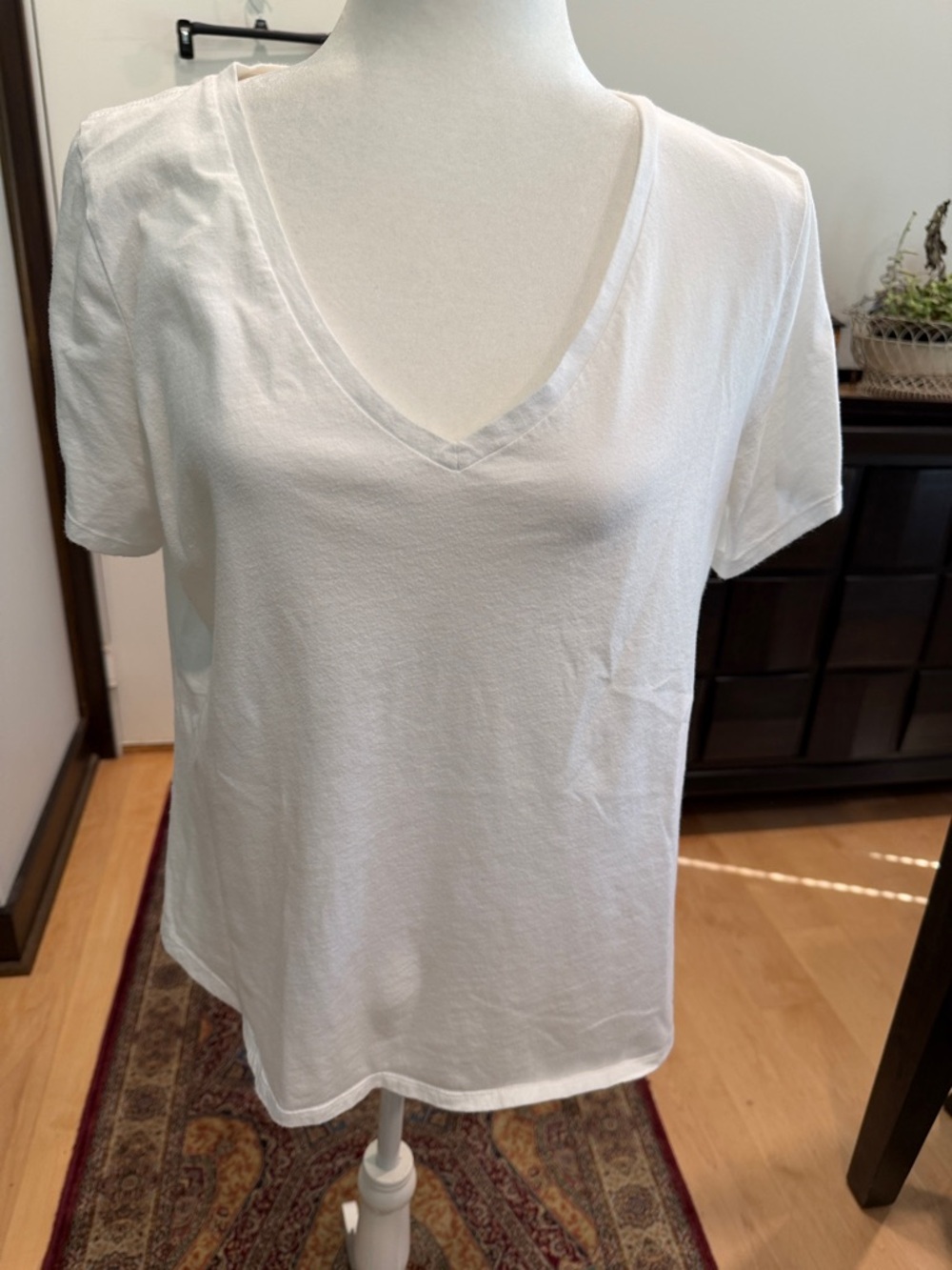 Old Navy White V-Neck Short Sleeve Tee - Classic Basic